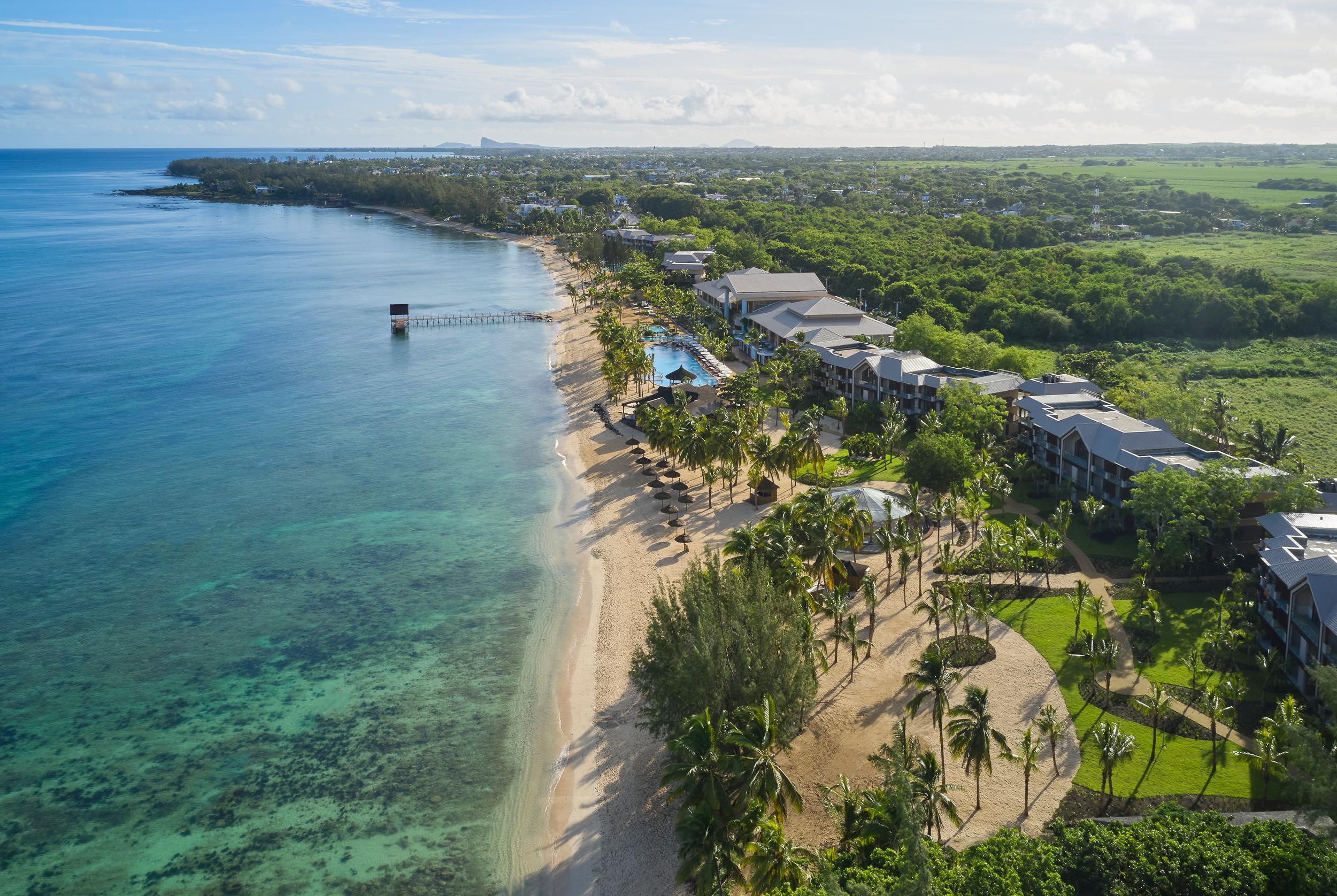Le Meridien Ile Maurice Пуант-о-Пиман Экстерьер фото Aerial view of the beach at Sandals South Coast
