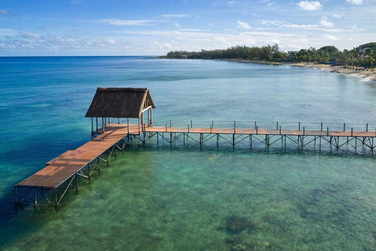 Le Meridien Ile Maurice Пуант-о-Пиман Экстерьер фото The jetty at the resort