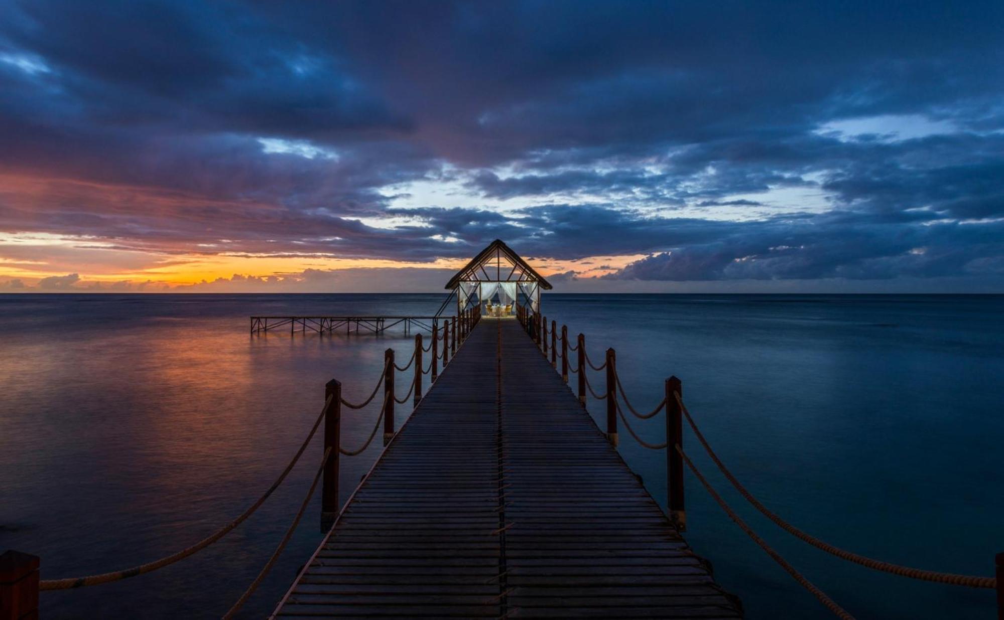Le Meridien Ile Maurice Пуант-о-Пиман Экстерьер фото Sunset at the jetty