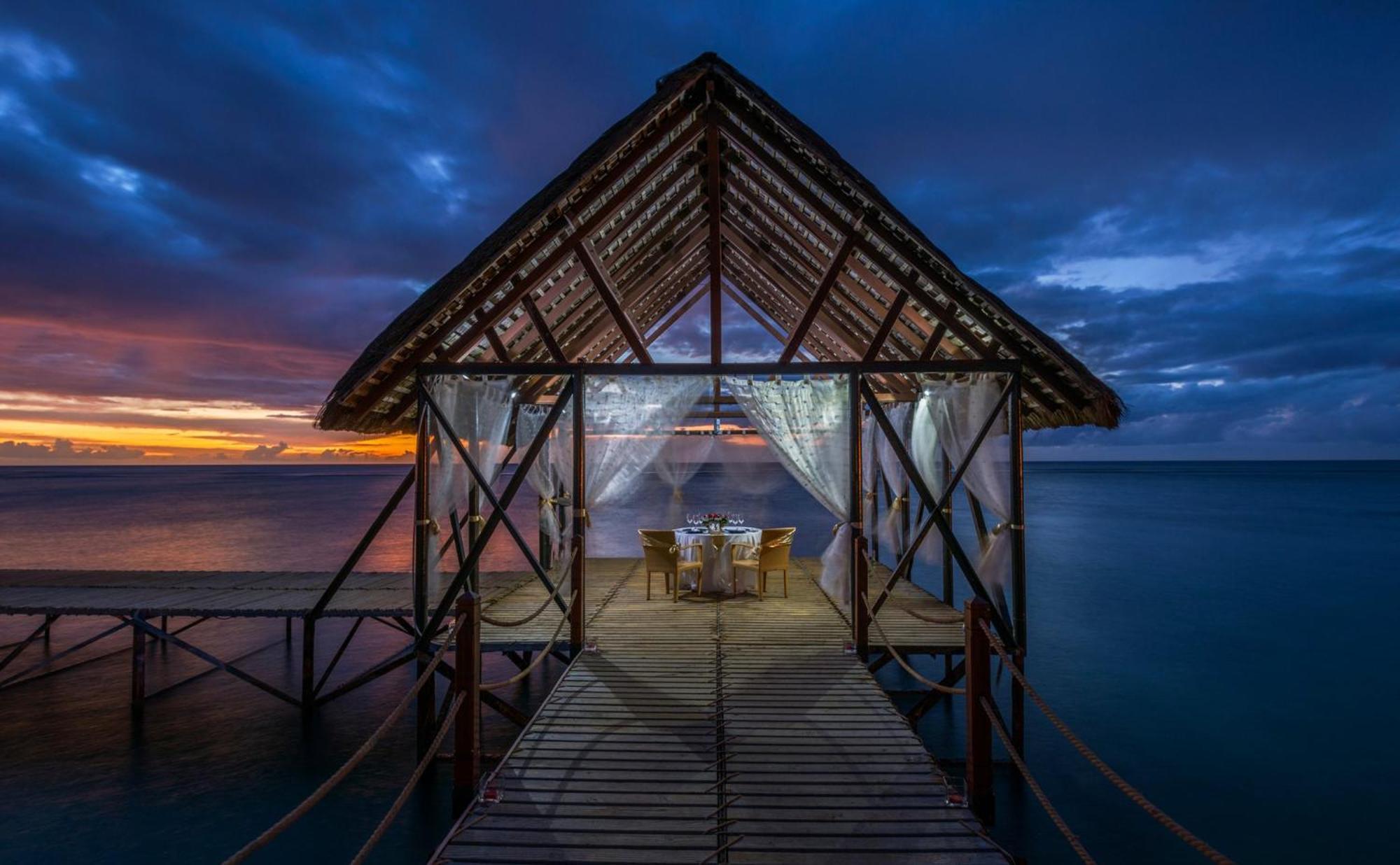 Le Meridien Ile Maurice Пуант-о-Пиман Экстерьер фото Sunset at the resort