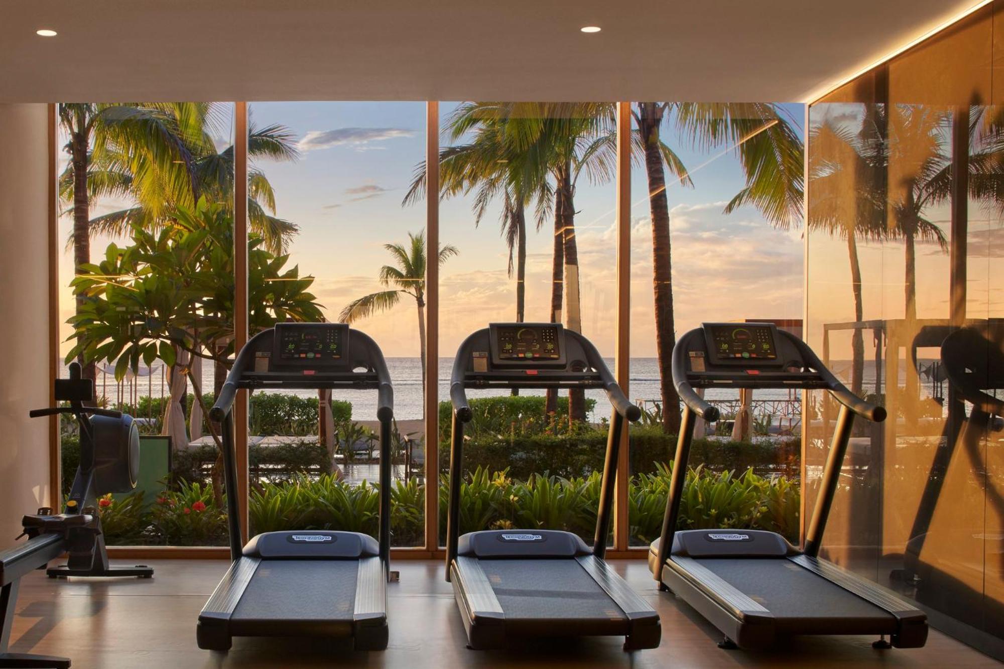 Le Meridien Ile Maurice Пуант-о-Пиман Экстерьер фото The gym at the hotel